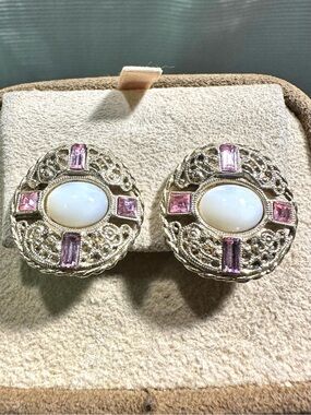 Vtg: 1928 Filigree Disc Earrings Accented w/pink Rhinestone